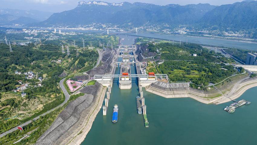 三峡枢纽半年度通过量同比增长10.4%