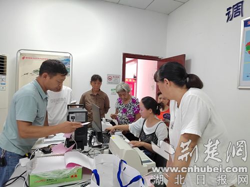 Xiangyang High-Tech Liuji社区推出了“社区水提供，温暖的心和舒适”活动