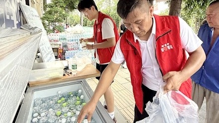 餐饮店老板连续四年在暑期设置爱心冰柜