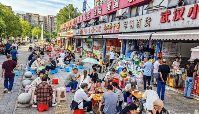 武漢板凳上的“早餐”濃濃的市井煙火氣