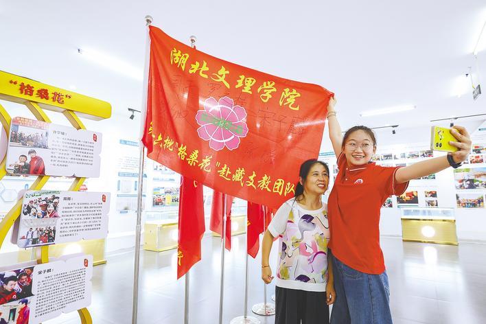 支教女生迎來(lái)一個(gè)人的畢業(yè)典禮