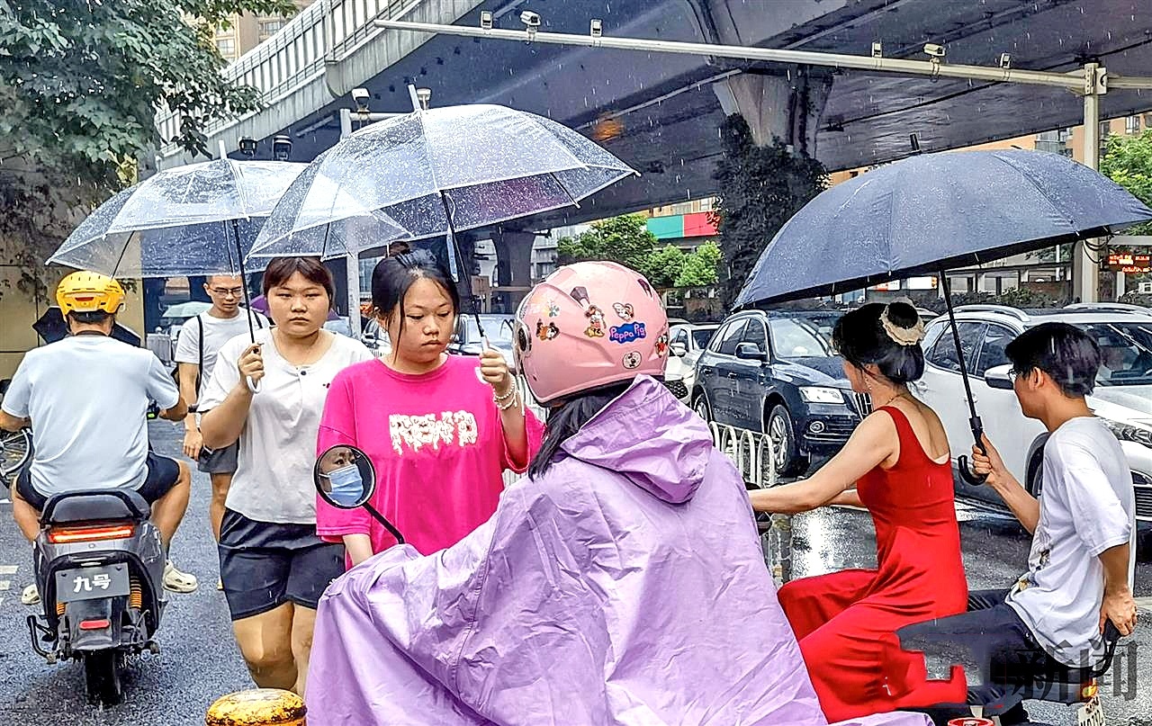 雷雨突襲多地 湖北最高氣溫將降至32℃-36℃