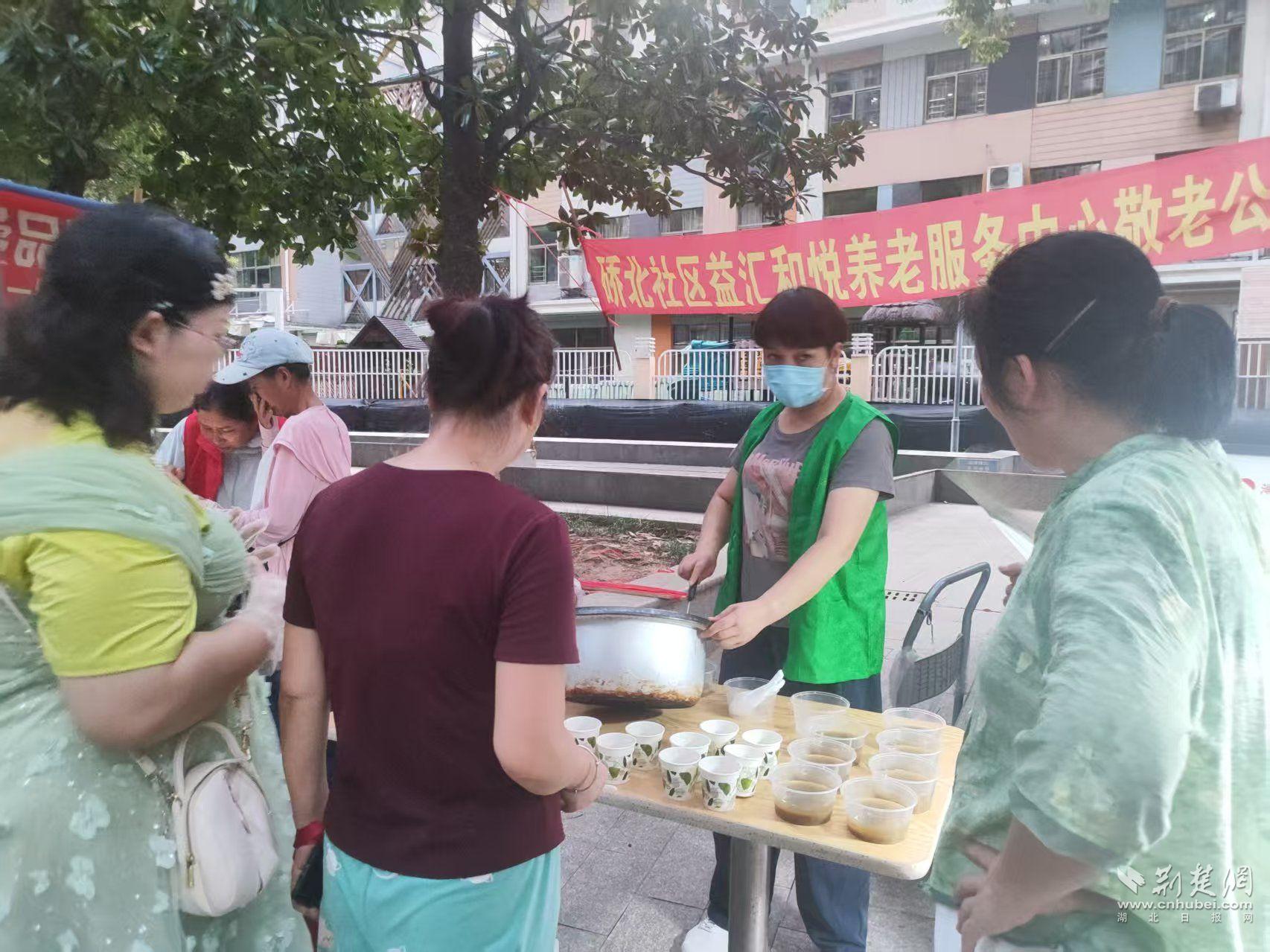 光影市集夜温情启幕 养老服务中心送清凉暖邻里