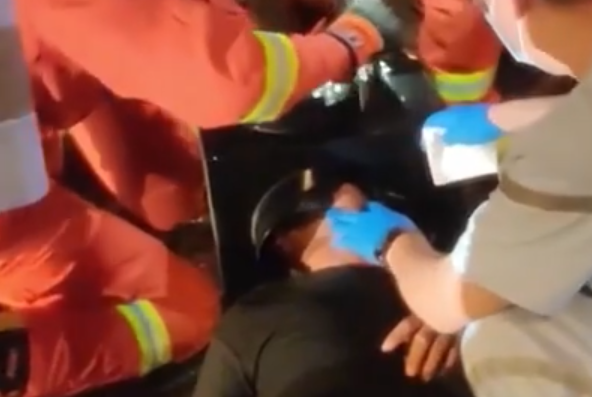 男子腦袋不偏不倚卡進了紅綠燈