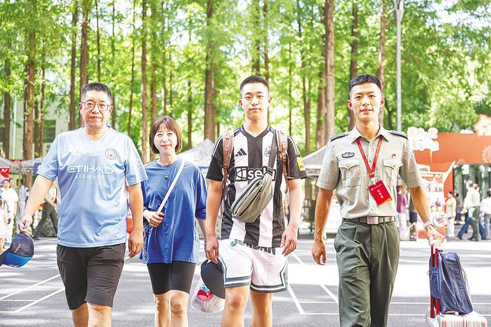 信息支援部隊(duì)工程大學(xué)迎來首批新生