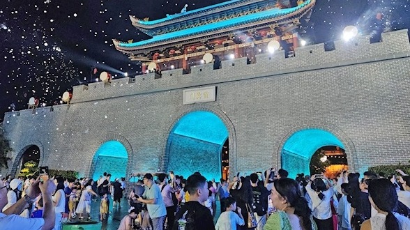 夜游荆州城，邂逅“泼水狂欢节”