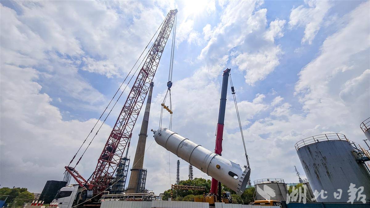 中韩石化航煤加氢装置核心反应器精准吊装成功
