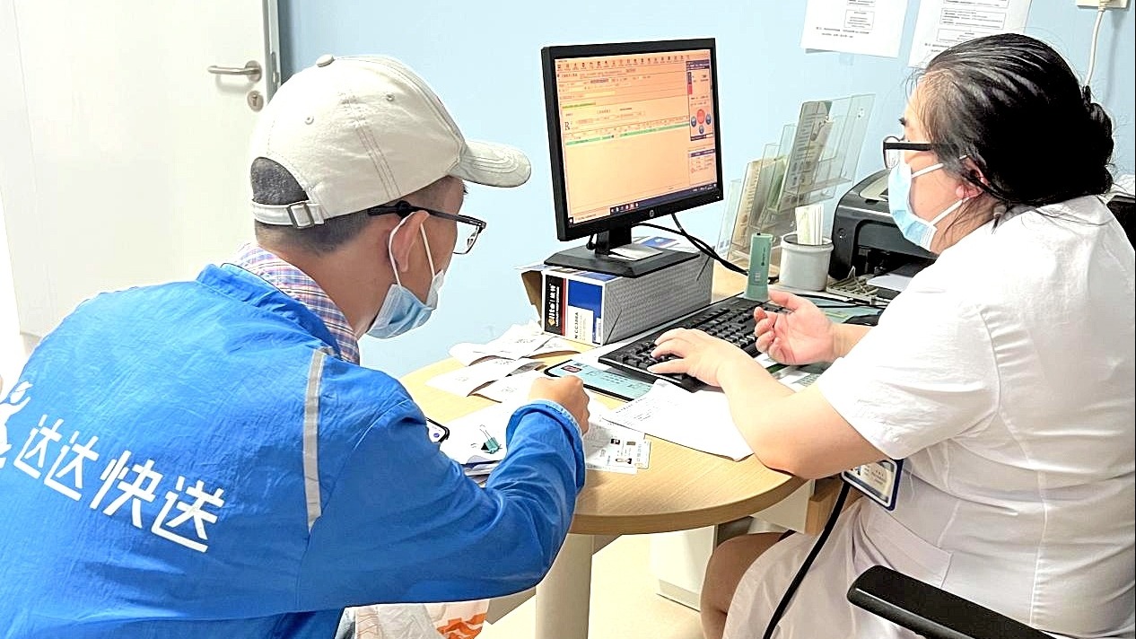 外卖小哥顶着烈日奔波3小时帮老人买药