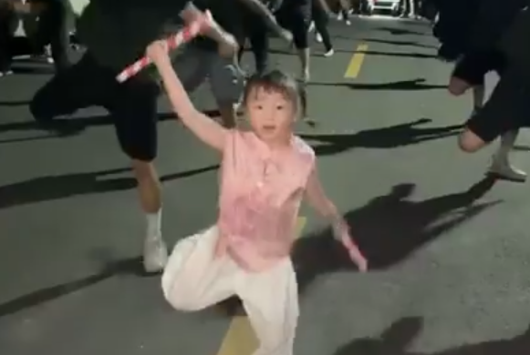 英歌舞小女孩氣場(chǎng)全開(kāi)