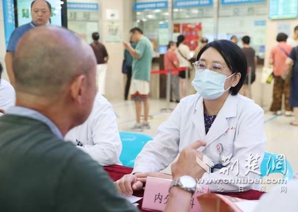 三院区联动惠民诊疗 武汉市中心医院“健康市集”亮绝活(图3)