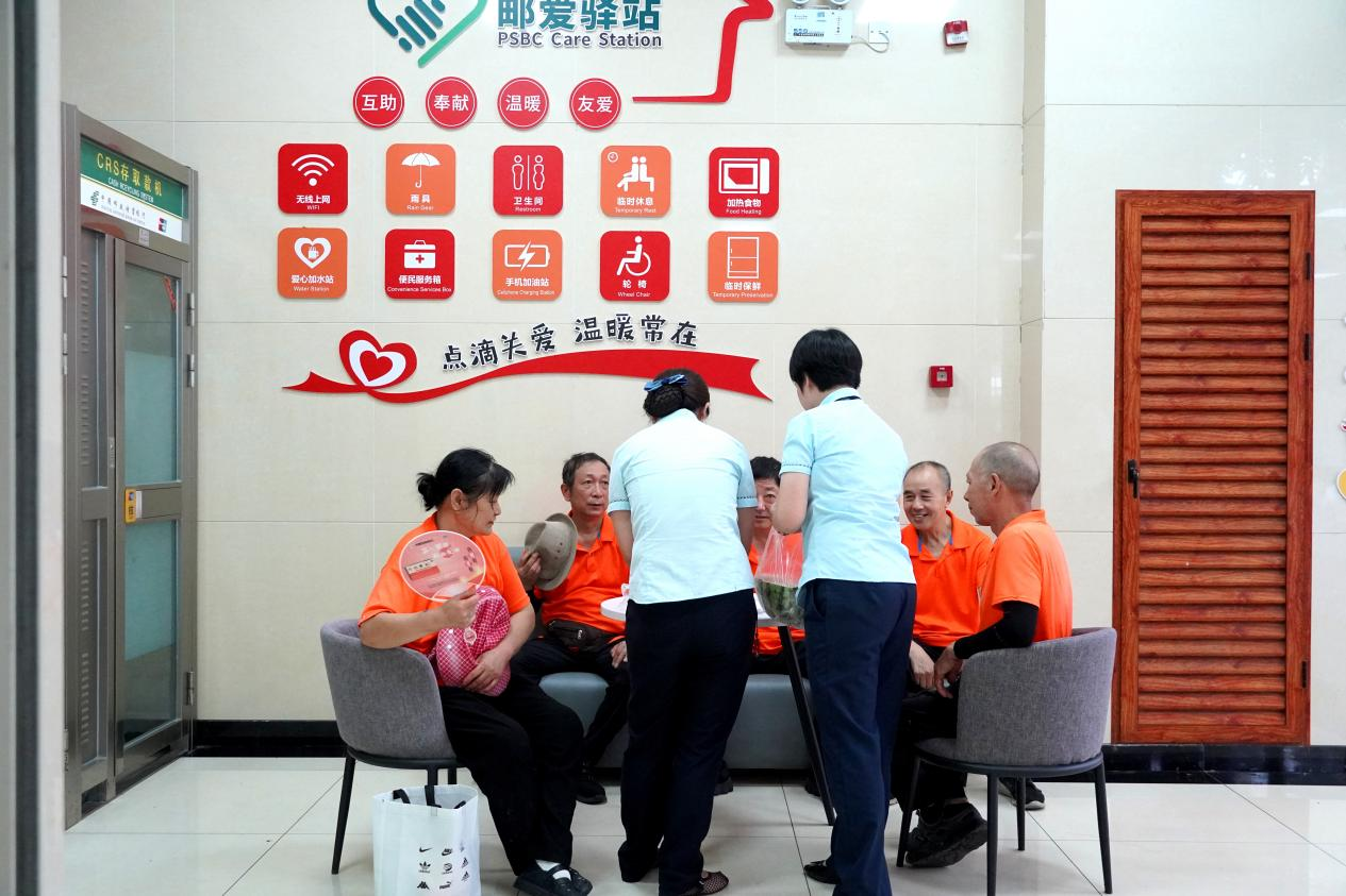 荆州区“邮爱驿站”为烈日下的坚守撑起“绿荫”