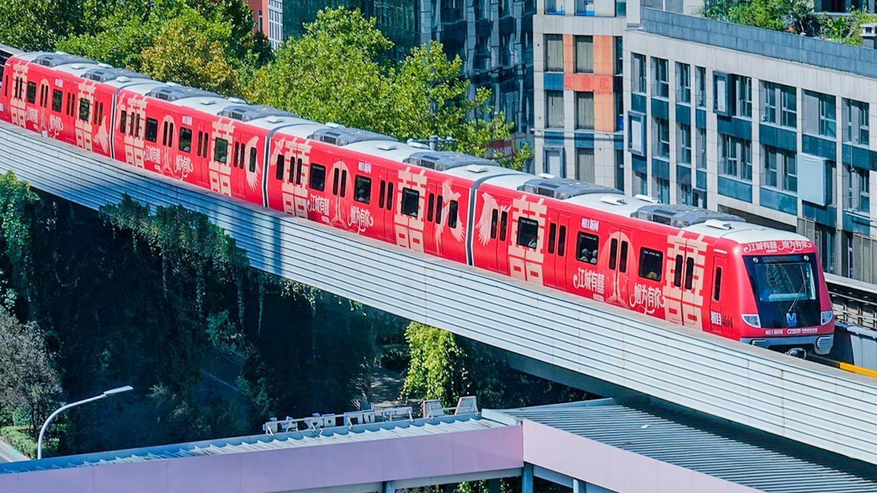 武漢首臺(tái)全景地鐵婚車上線