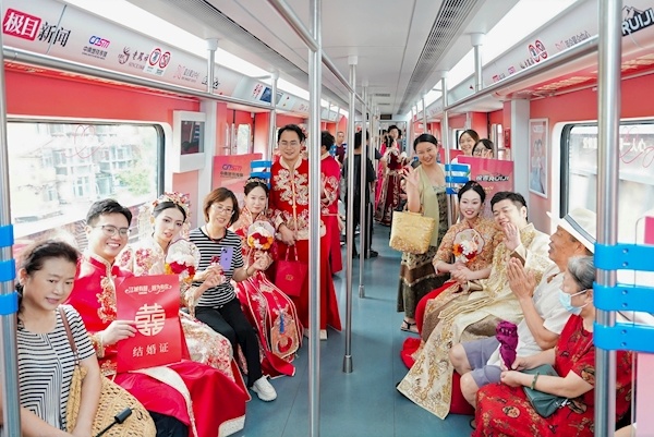 武漢首列全景地鐵婚車上線