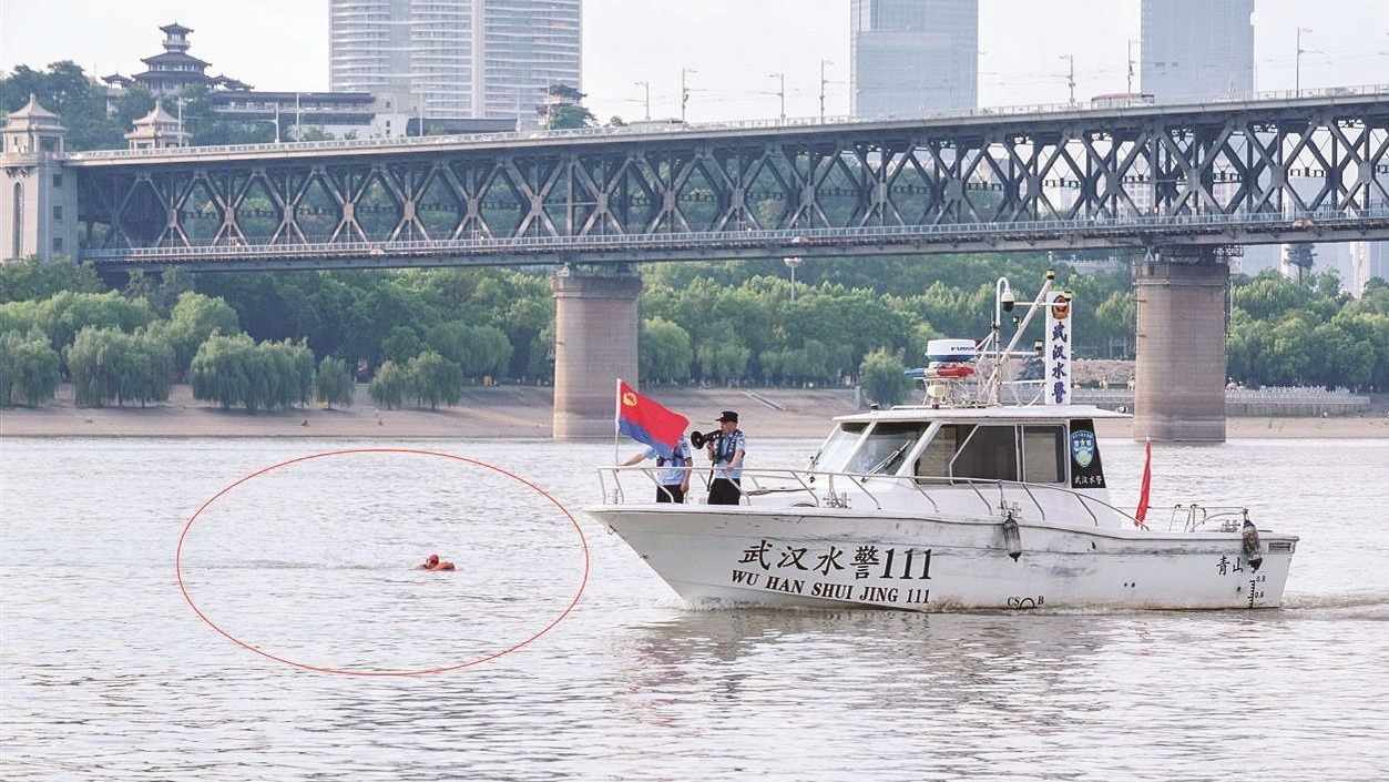 貨輪破浪千鈞重 莫把航道當泳道