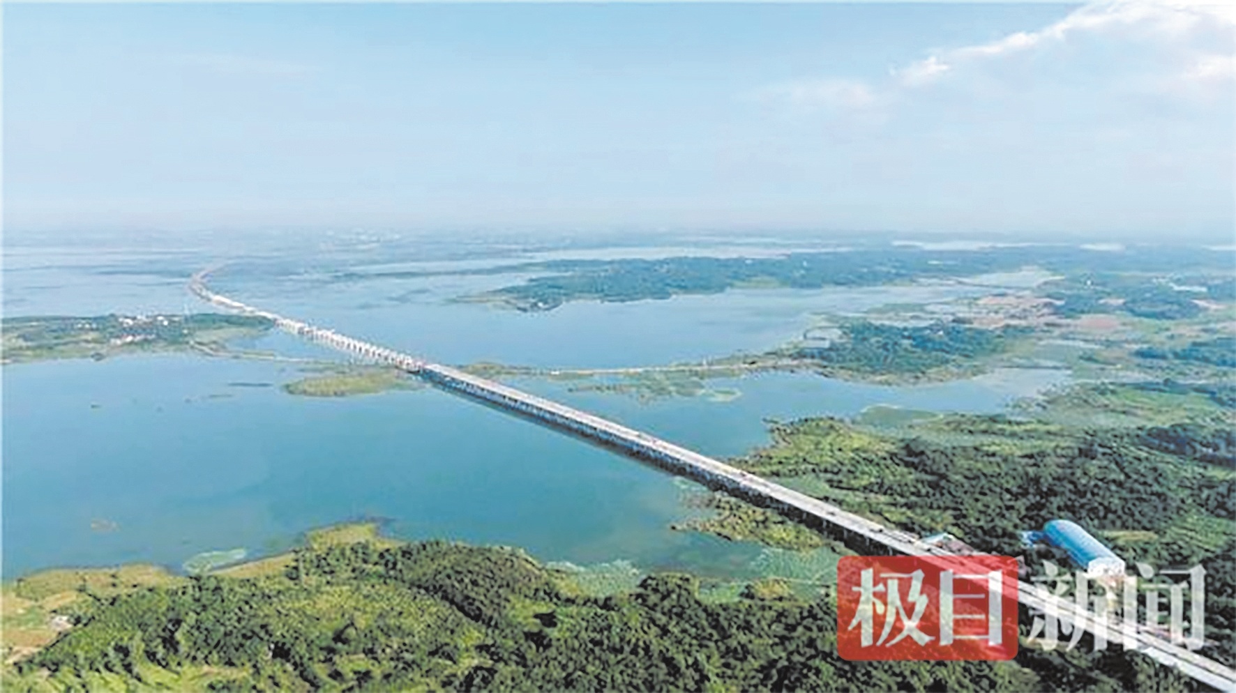 我省最長(zhǎng)鋼棧橋精準(zhǔn)貫通