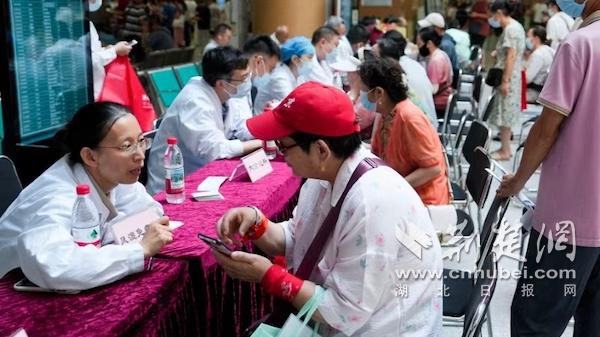 三院区联动惠民诊疗 武汉市中心医院“健康市集”亮绝活(图2)