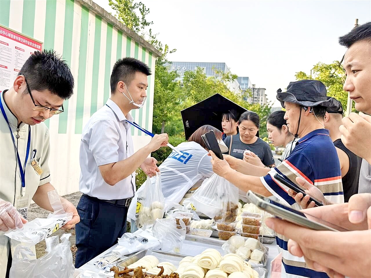 脫下西裝  走進(jìn)市井煙火中