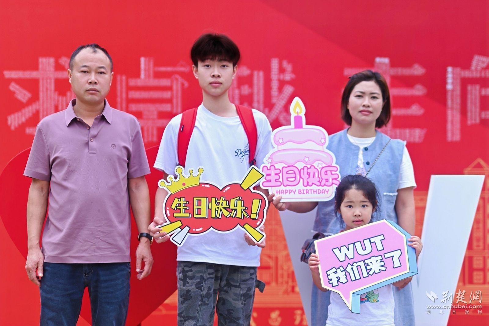 温暖迎新！武昌理工学院为“生日新生”拍摄专属写真