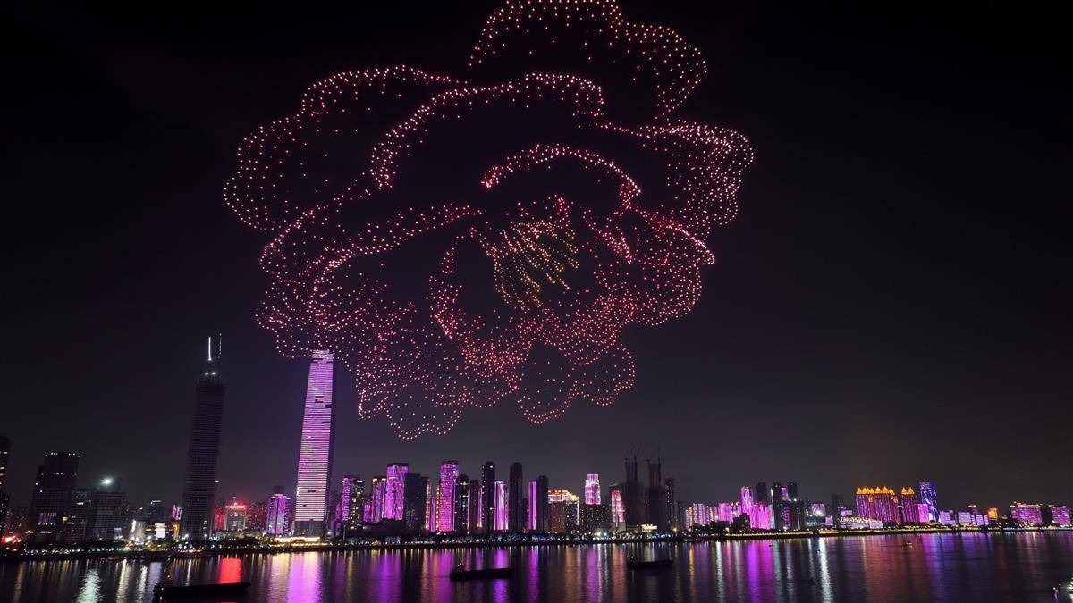 全球最大“牡丹花”震撼江城