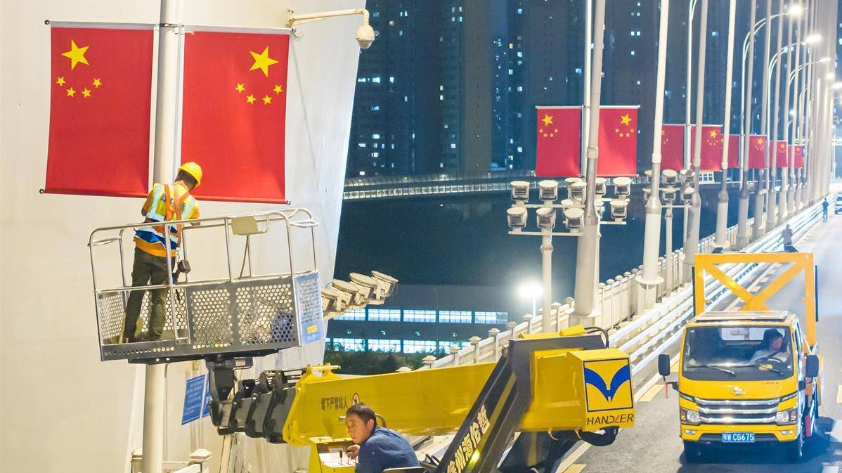 深夜，他们将“中国红”挂满长江大桥