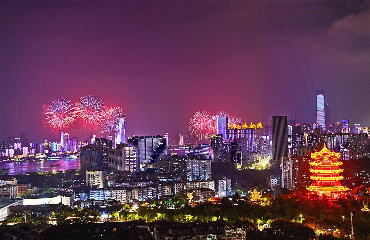 古今交融  黃鶴樓煙花夢(mèng)幻同框！