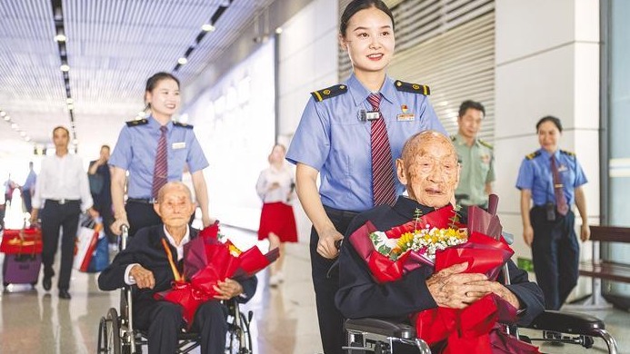 两位百岁抗战老兵载誉返回武汉