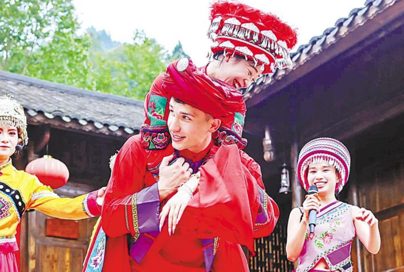 俄羅斯旅行商體驗(yàn)土家族娶親習(xí)俗