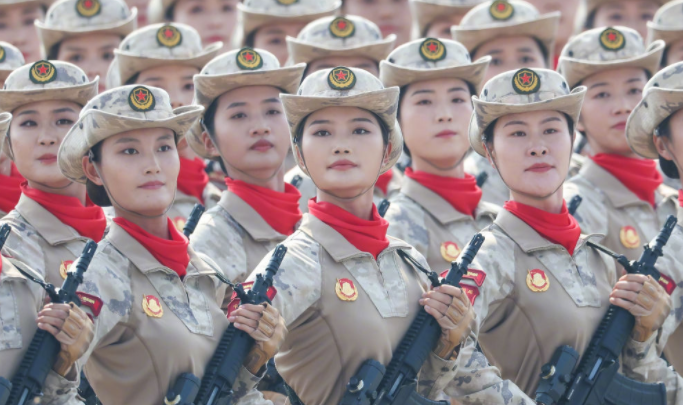 阅兵式上的女民兵又美又飒