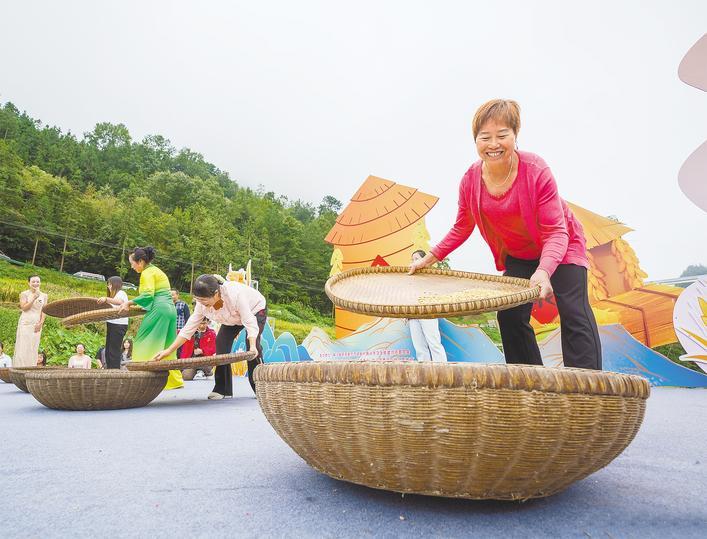 山村丰收节，开在收获后的高山稻田里
