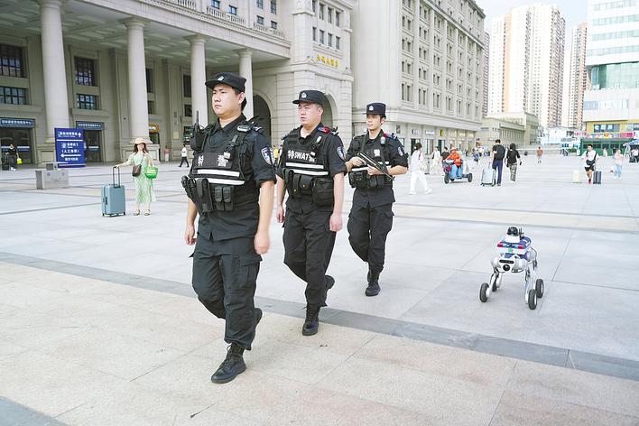 汉产“机器警犬”亮相汉口站