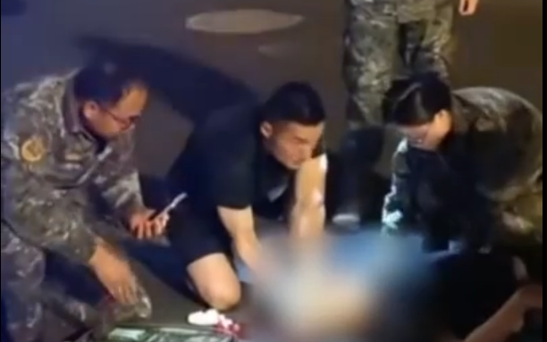 深夜突发车祸武警官兵紧急救助