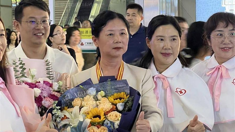 湖北首位南丁格爾獎(jiǎng)?wù)芦@得者馮玲載譽(yù)歸來(lái)