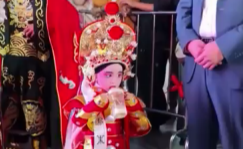 萌！第一次看到喝奶的花木兰