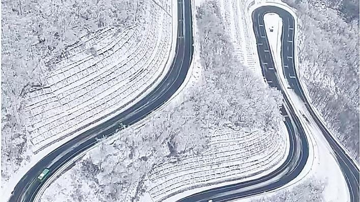 神农架高山公路铺就“电热毯”