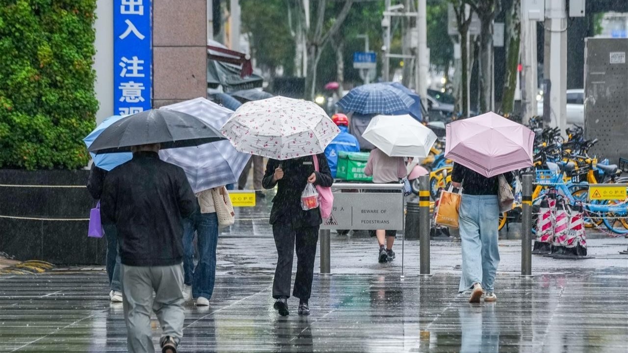武汉迎入秋最低温，秋雨袭城市民添衣出行