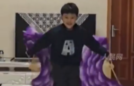 7岁小孩哥舞扇子舞得人想过年