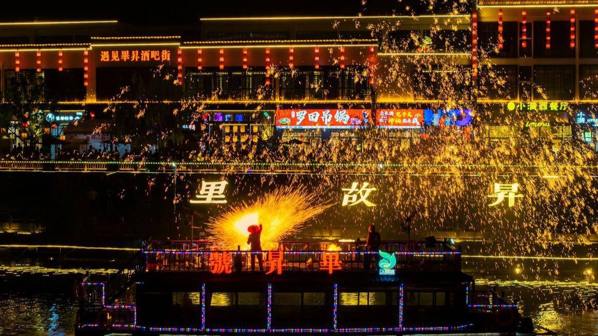 一河两岸夜游人气旺