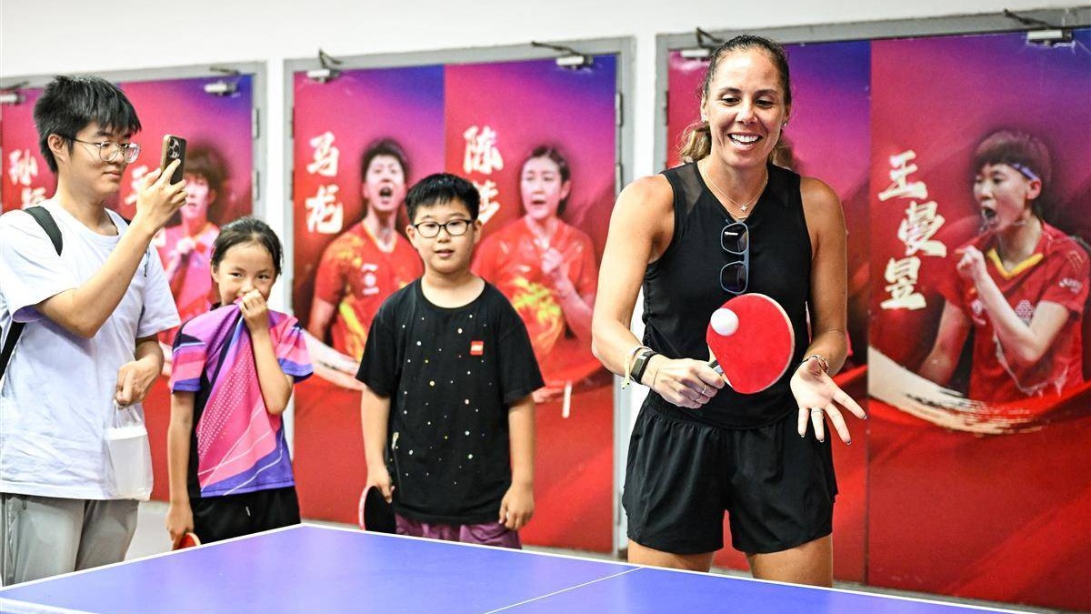 武网球星校园行 与小学生切磋球艺亲密互动
