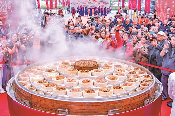 “巨無(wú)霸”蒸籠宴開(kāi)席 260位老人共享敬老楚宴