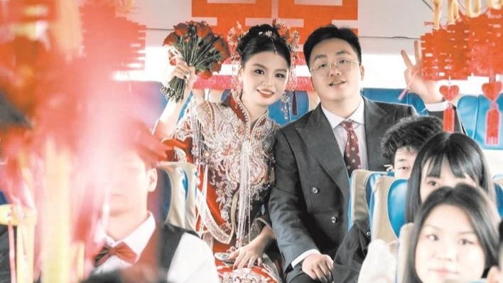 公交变身婚车！ 天门一对新人的别样浪漫