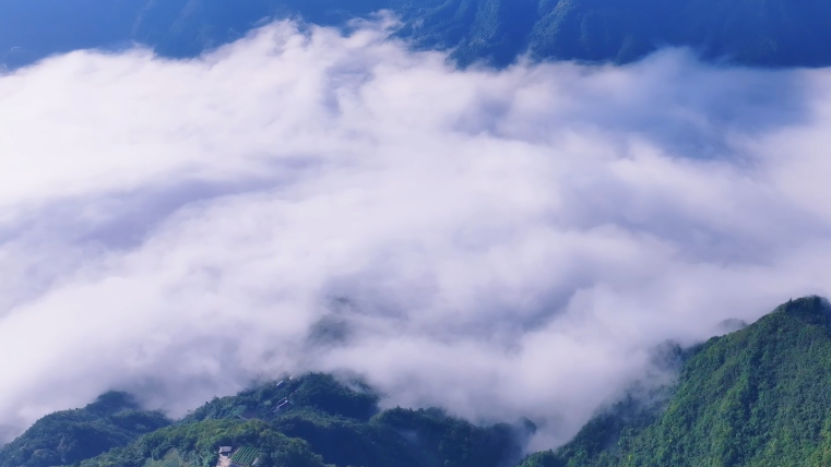 湖北巴东：云海山峦入画屏