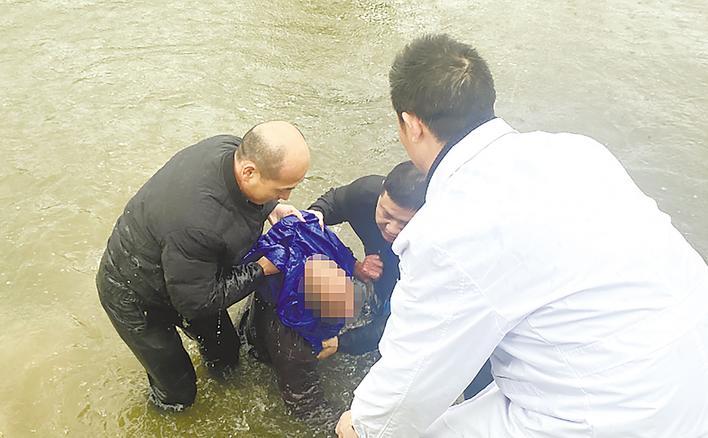两名退役军人不到1分钟救起八旬落水老人