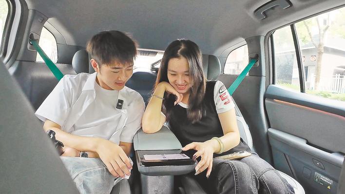 大学“萌新”在武汉体验萝卜快跑和光谷空轨