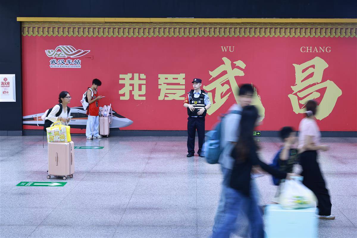 武汉铁路迎来返程高峰