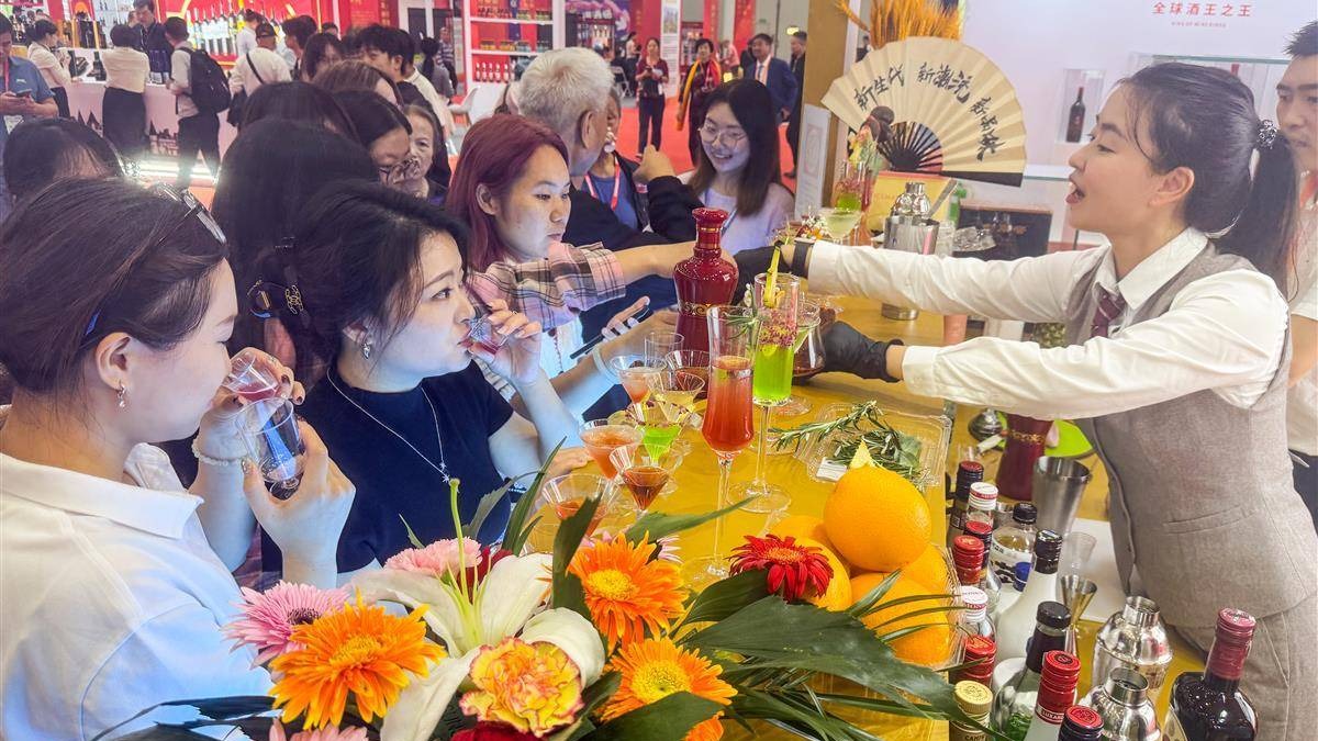 低度微醺风！武汉酒博会果味气泡酒圈粉年轻人