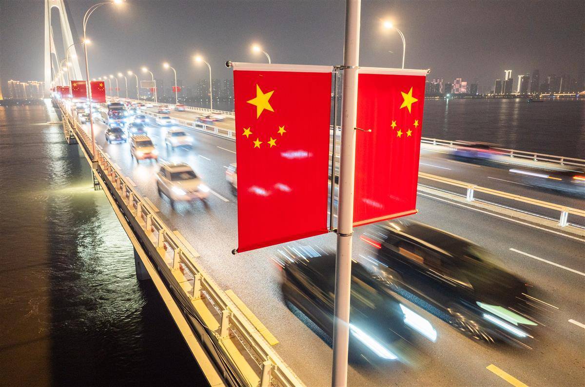 国旗伴行归家路