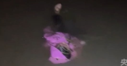 5岁女孩落水用幼儿园知识自救