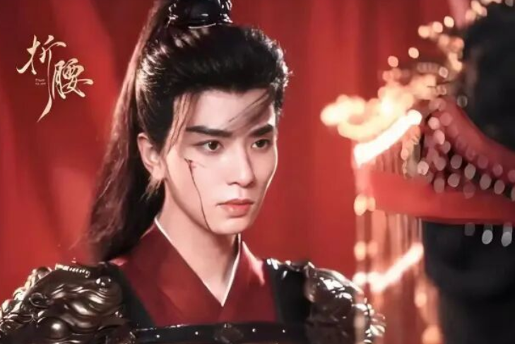 短劇版《折腰》上線當(dāng)天即遭下架，實際播放時間不足24小時，此前由宋祖兒劉宇寧主演的長劇版收視火爆