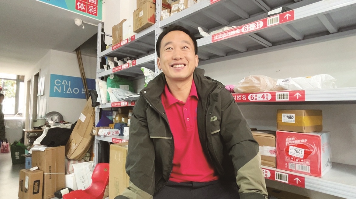 独臂快递小哥组建志愿服务队守护社区“一老一小”