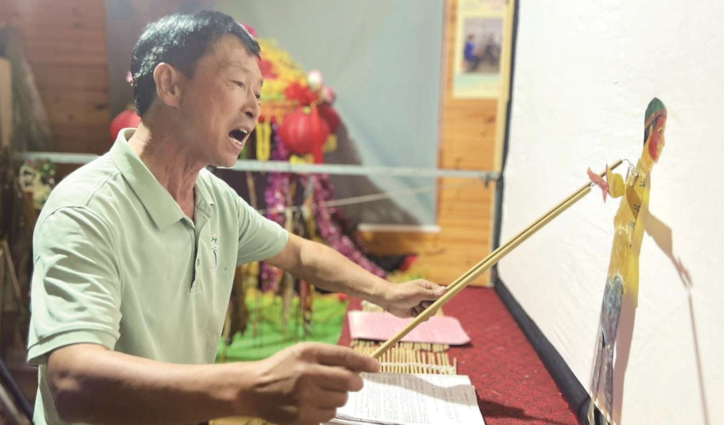 大山“守艺人”为独臂皮影续香火